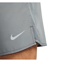 Nike Dri-FIT Challenger 7&quot; - kurze Laufhose - Herren, Light Grey